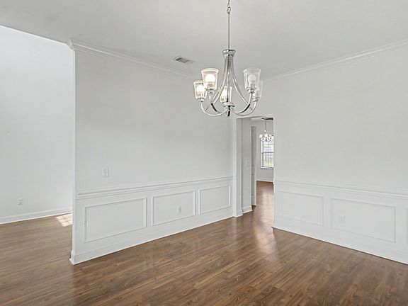 3rd image of 390 Fairview Cir