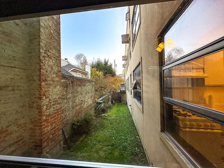 Montlake Apartments — Photo 25
