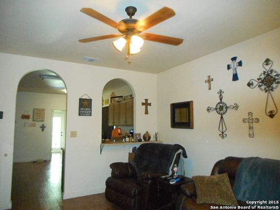 2nd image of 905 Pecan St