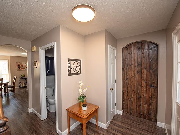 4th image of 619 Bur Oak Ct W