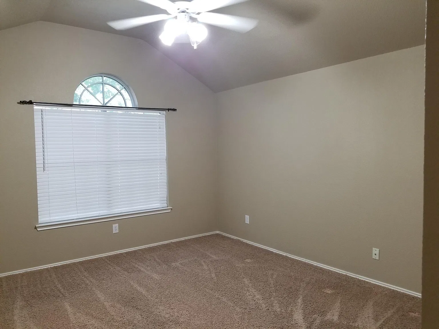 4 bed, 1900 sqft, $2,450 — Photo 4