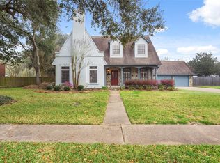 105 Strawberry Dr, Lake Jackson, TX 77566