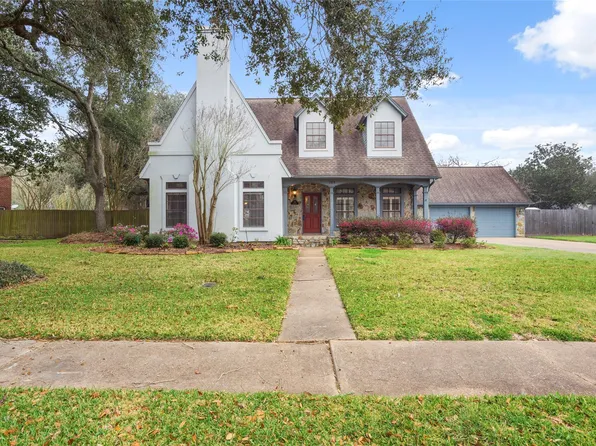 105 Strawberry Dr, Lake Jackson, TX 77566