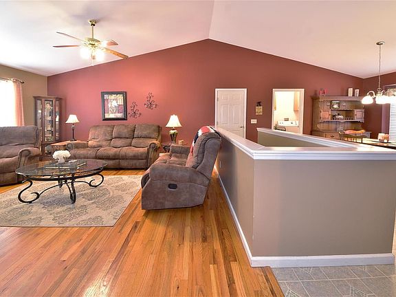 3rd image of 913 Sherwood Dr