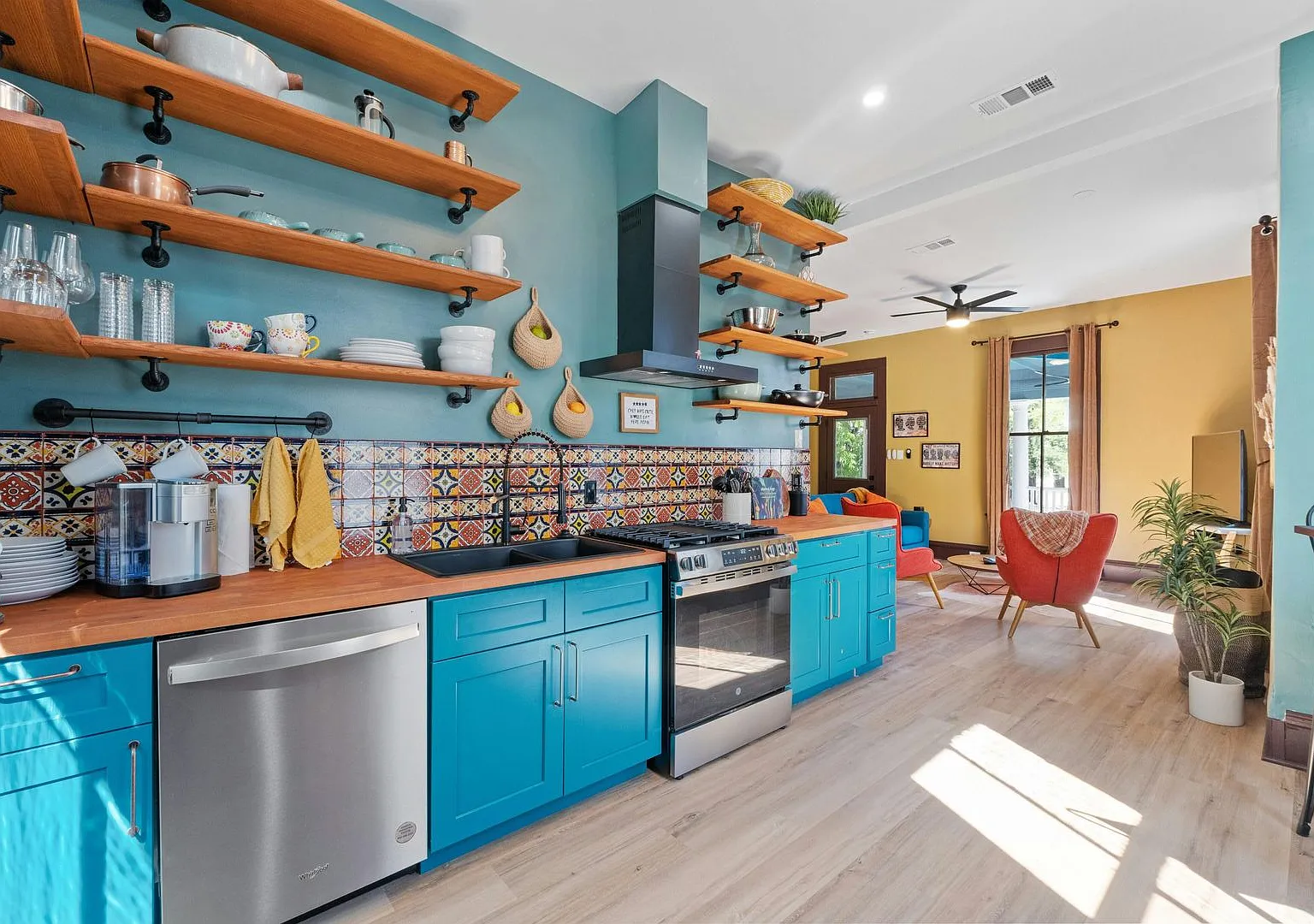 Spacious custom design 2 bed 1 bath Apartment for rent 709 W 14th st. — Photo 1