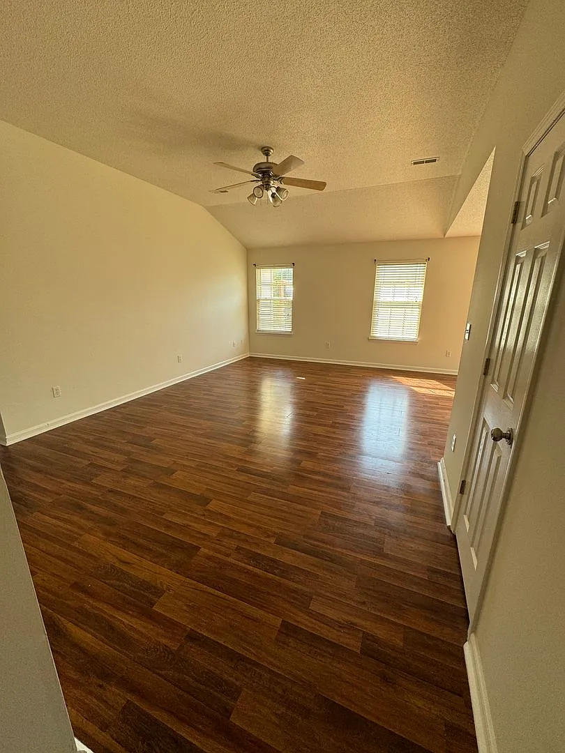 Building Photo - 807 Sandy Ct