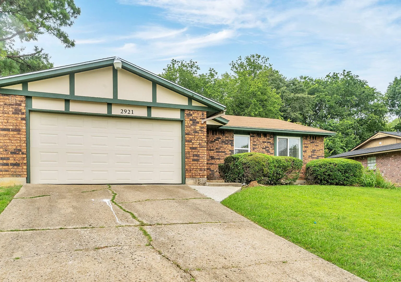 Beautifully Redone 3 Bedroom House! Available for Immediate Move in! — Photo 3