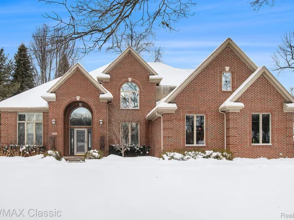 1073 Winding Way Ct, Milford, MI 48381