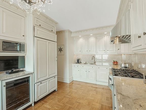 5th image of 20 Sutton Pl S #10/11A