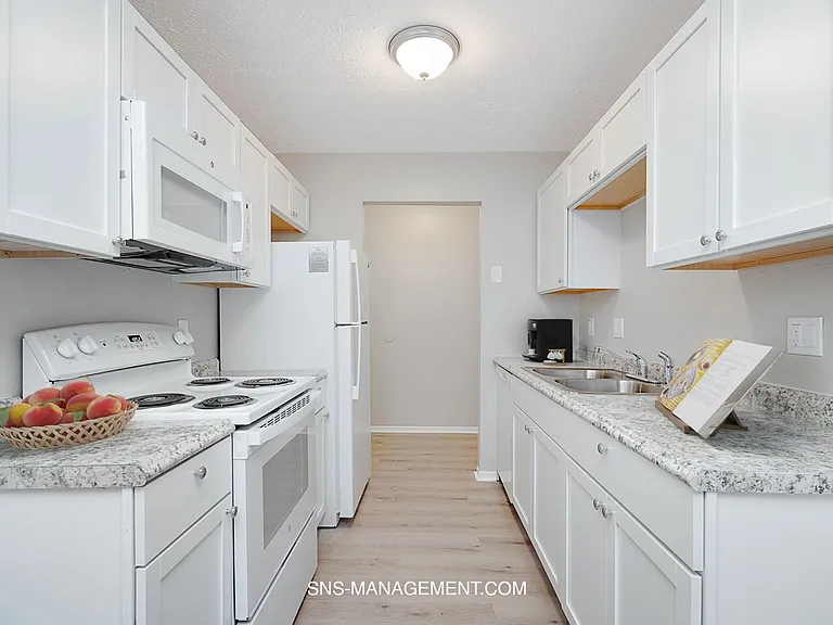 Savannah Heights — Photo 15