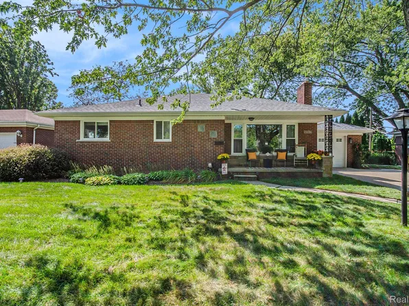 21636 Louise St, Saint Clair Shores, MI 48081