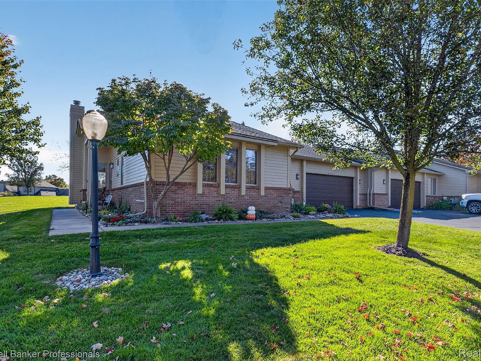 8421 Solca Dr, White Lake, MI 48386
