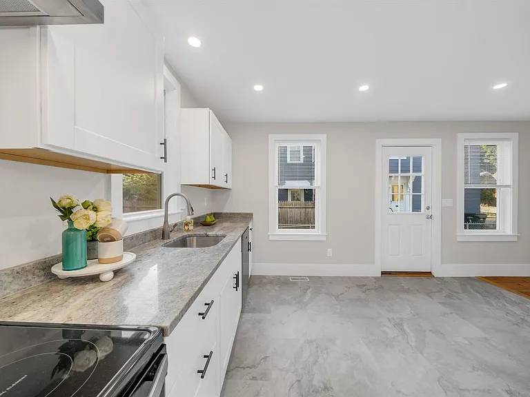 16 Chestnut St — Photo 8