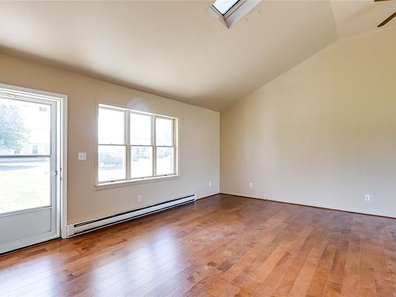 5th image of 302 King George Iii St