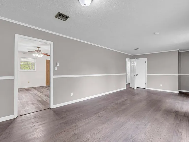 1007 Eisenhower Dr — Photo 4