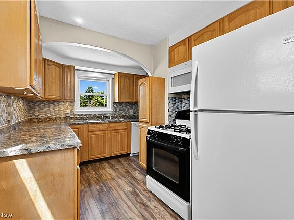 5th image of 663 Boyd St NE