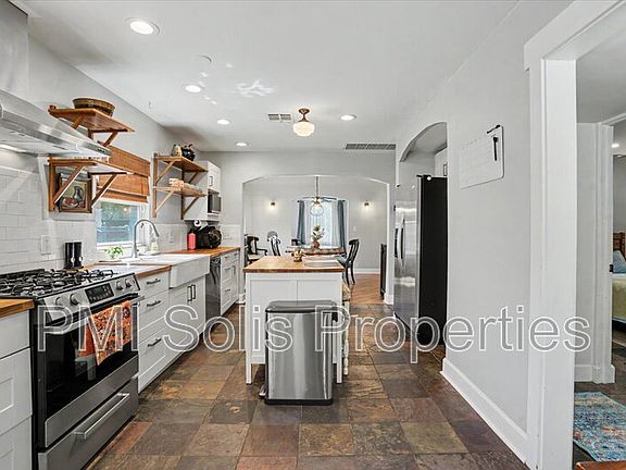 5th image of 724 E Portland St