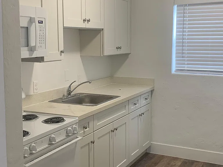 1821 Thomas St — Photo 7