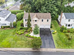 418 Old Courthouse Rd, Manhasset Hills, NY 11040
