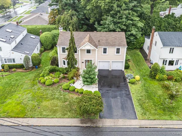 418 Old Courthouse Rd, Manhasset Hills, NY 11040