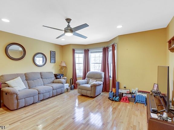5th image of 59 Storms Ave
