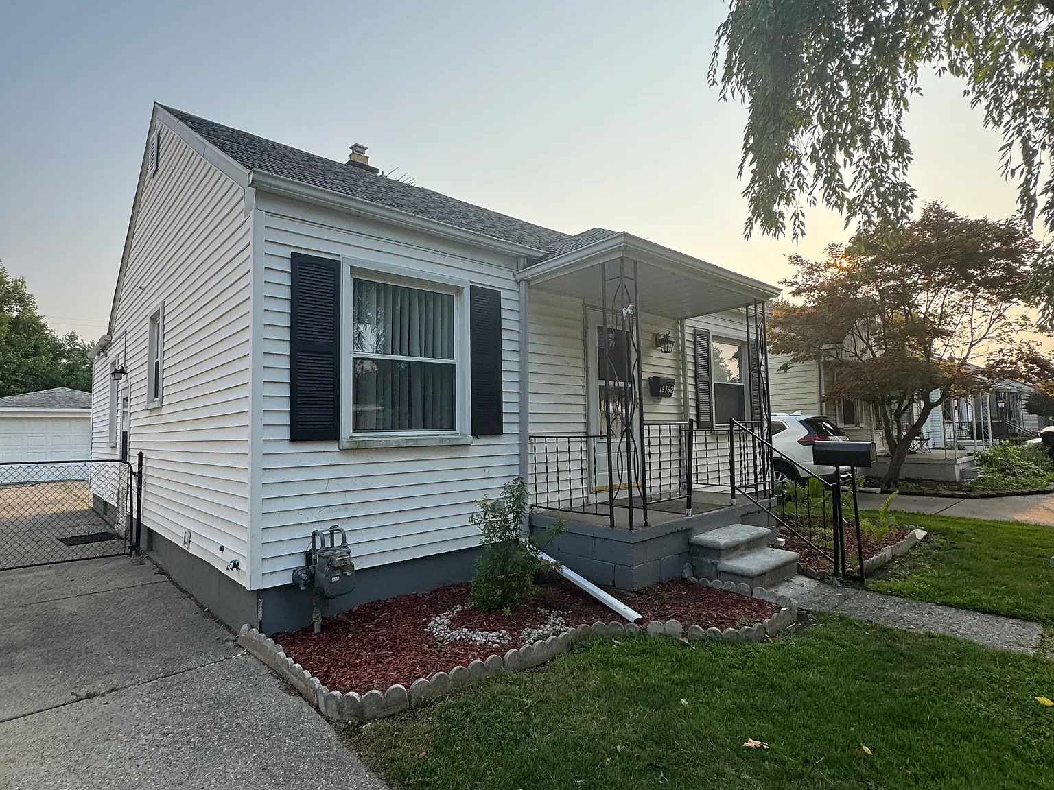 3 bed, 923 sqft, $1,350 — Photo 1