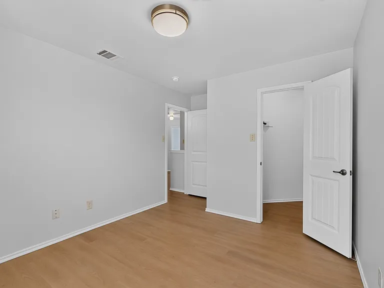 2123 Meadow View Dr — Photo 32