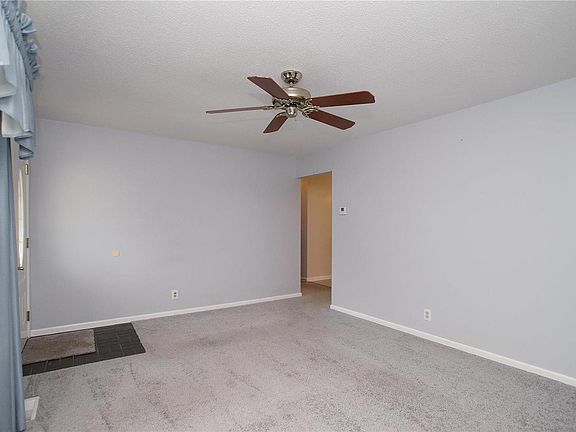 5th image of 11922 Holly Brook Dr