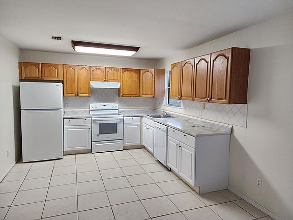 3rd image of 2842 SW Dinner St