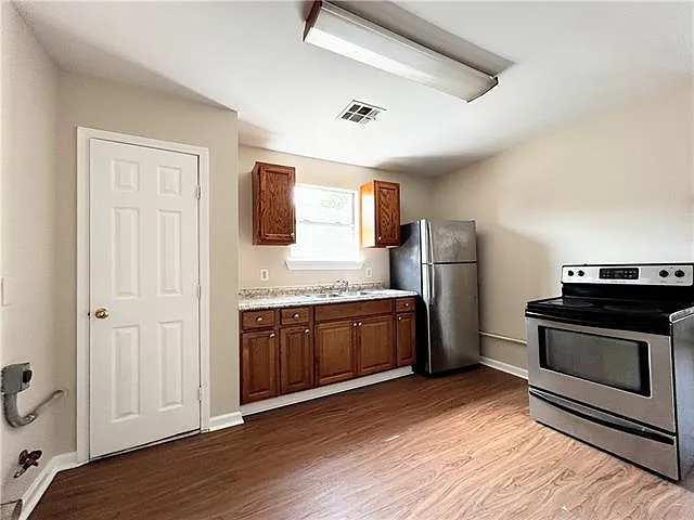 3 bed, 1.0 bath, 1100 sqft, $1,500 — Photo 3