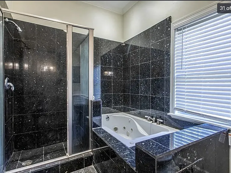 Master Bathroom w. Shower and Tub