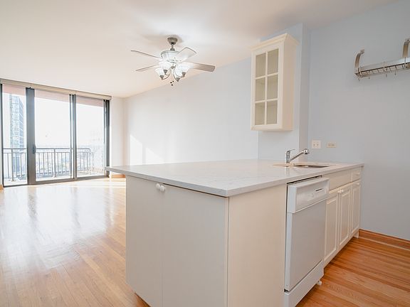 5th image of 330 N Jefferson St APT 1206