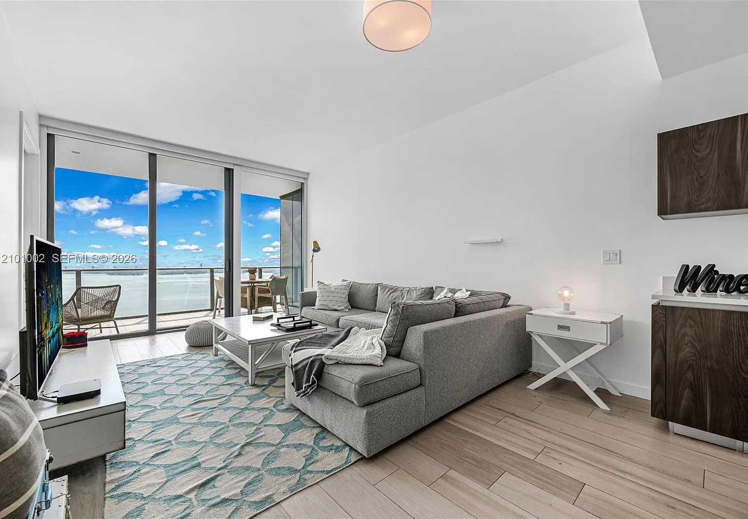Gran Paraiso Condo — Photo 1