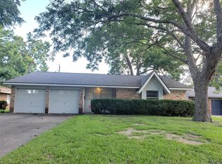 321 Pine St, Lake Jackson, TX 77566