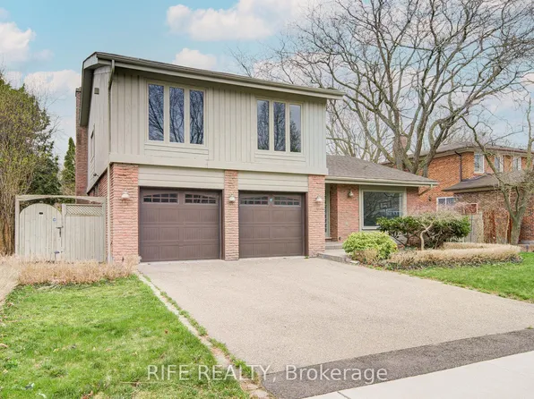 17 Bramble Dr, Toronto, ON M3B 2E9