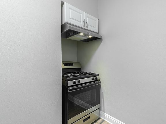 3rd image of 130 N Westmoreland Ave APT 104