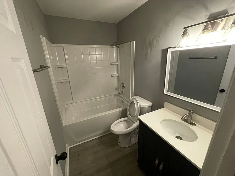 133 N Spring St — Photo 24