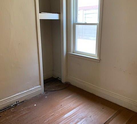 5th image of 97 Sayre St