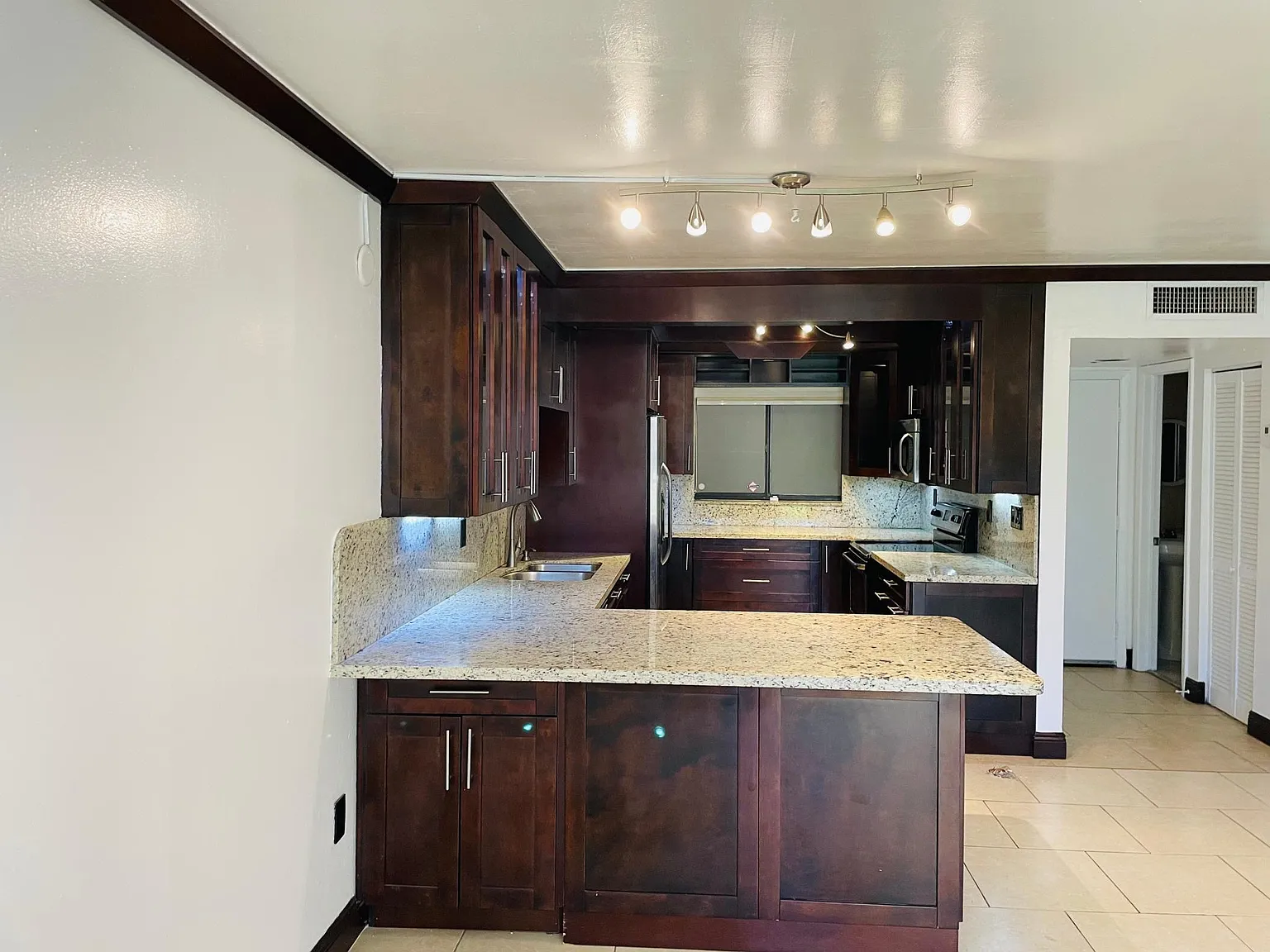 1 bed, 1.5 bath, 705 sqft, $1,900 — Photo 1