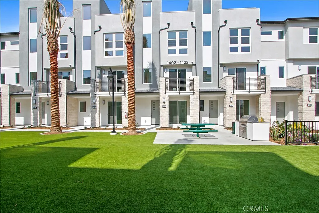 3 bed, 3.5 bath, 1881 sqft, $4,500 — Photo 1