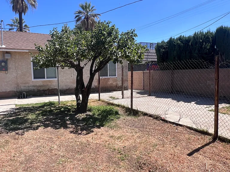 915 E Wingate St — Photo 25