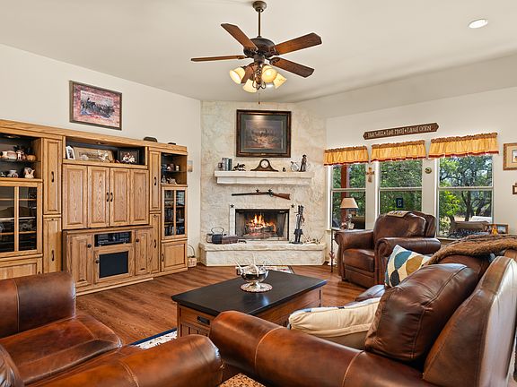 5th image of 305 Woodhollow