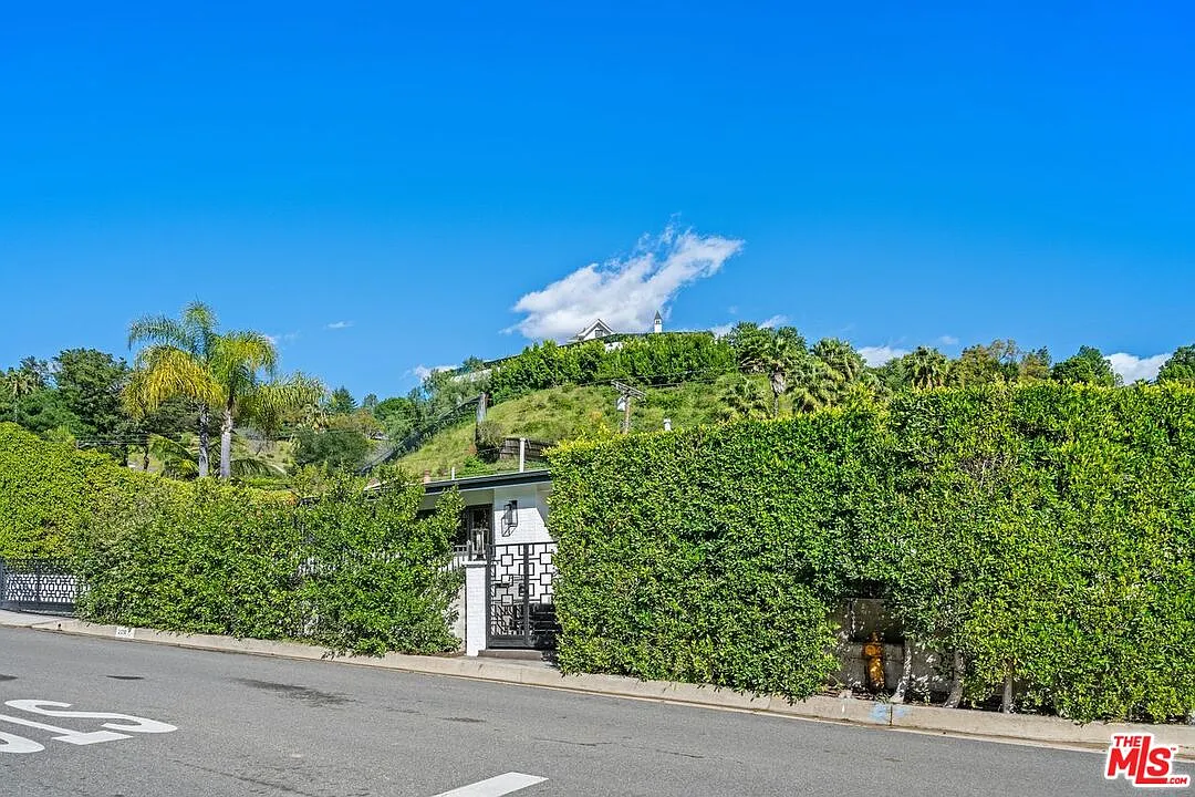 Building Photo - 2120 San Ysidro Dr