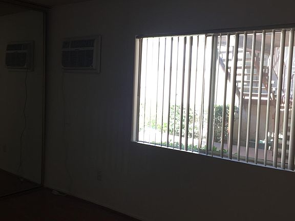 4th image of 18444 Collins St #28