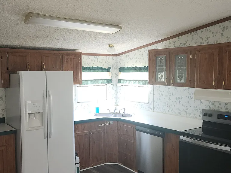 230 Akron St — Photo 12