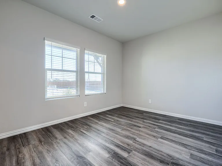 906 Jennie St — Photo 9