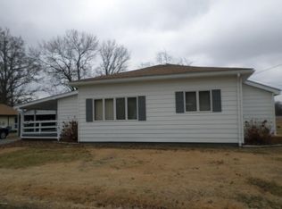 120 W Capital St, Benton, IL 62812