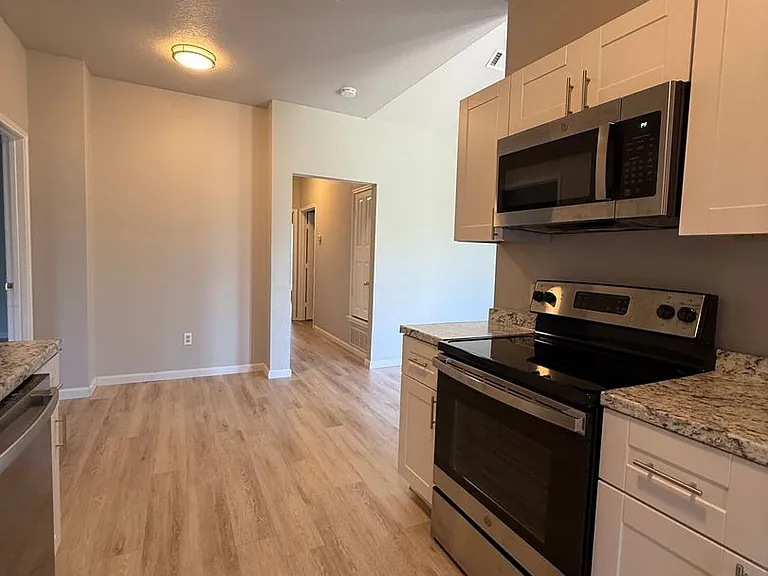 129-131 Collett Ct — Photo 18