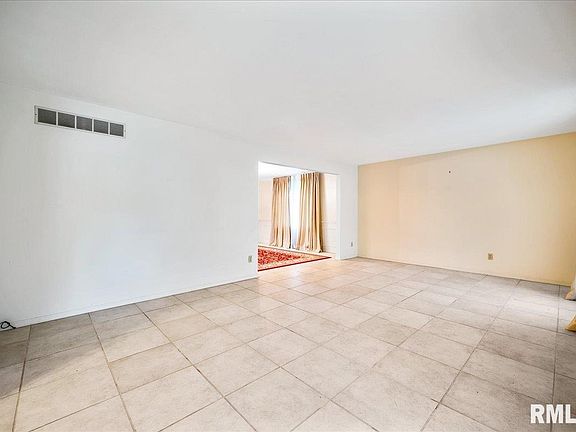 4th image of 128 W Whitehall Ct