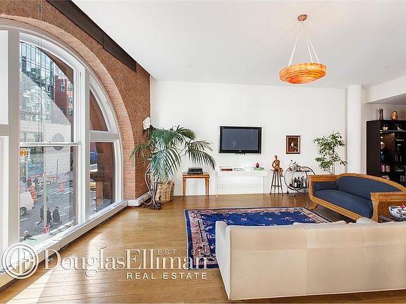 2nd image of 21 Astor Pl APT 2D